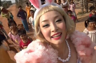 Cute Bunny Makeup in Cambodia / カンボジアの村でウサギになってアメ配ってみた。