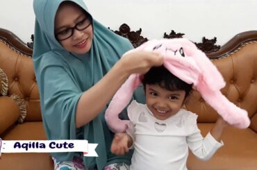 Balita Lucu Unboxing Bunny Hat ♥ Topi Kelinci lucu ♥ Mainan anak | Aqilla Cute