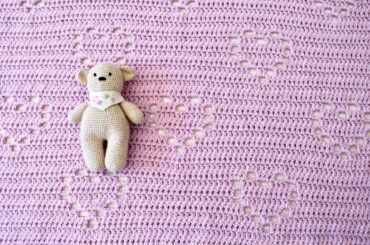 How to crochet an easy heart blanket - cute baby blanket tutorial (any size)