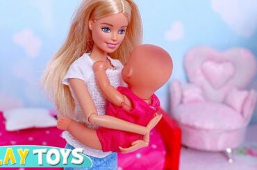 Barbie Girl Babysitting 5 Little Babies in Doll Room! 🎀