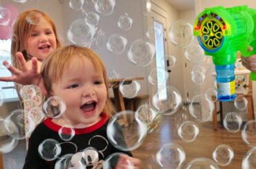 EASTER MORNiNG!! a Bubble Battle inside the house and what we do easter morning family routine!