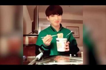 BTS JUNGKOOK EATING COMPILATION || CUTE BUNNY EATING MOMENTS