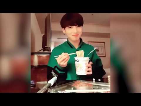 BTS JUNGKOOK EATING COMPILATION || CUTE BUNNY EATING MOMENTS