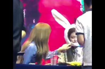 BLACKPINK - Cute Bunny Jennie | Lisa's Reaction