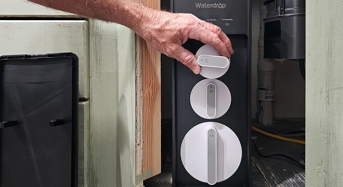 Filters are easy to remove on the Waterdrop x16